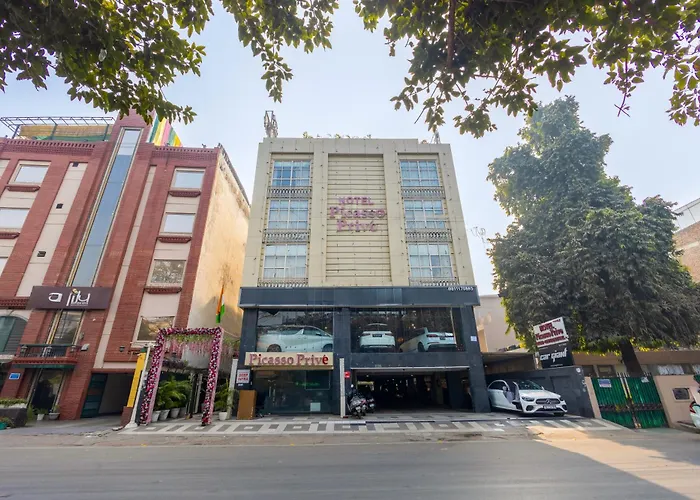 Hotel Picasso Prive Naraina Delhi - Couple Friendly Local Ids Accepted New Delhi